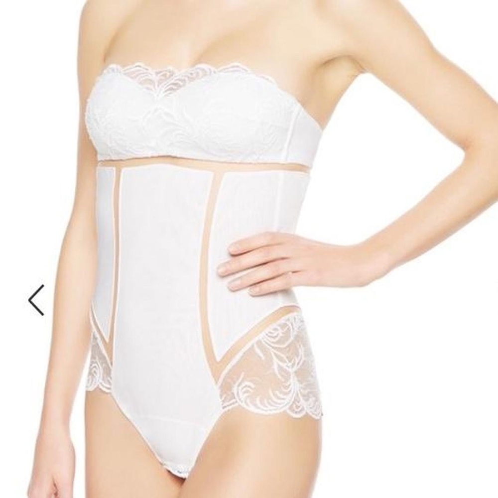 La perla zephyra molded padded bodysuit with lace in white